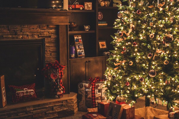 Seasonal Wall Decor: A Family Tradition for Year-Round Joy